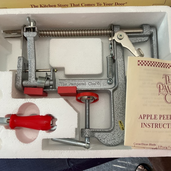 Pampered Chef Peeler/Corer/Slicer NIB - Picture 2 of 3